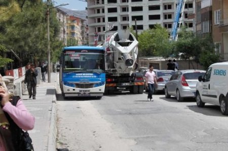 Niğde'de Yollardaki Çukurlar Vatandaşı Çileden Çıkarttı