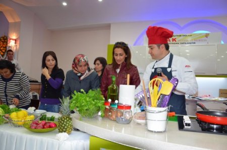 Niğdeli hanımlar, yemekteki hünerlerini Oktay Usta'nın beğenisine sundu