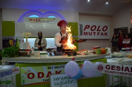 Niğdeli hanımlar, yemekteki hünerlerini Oktay Usta'nın beğenisine sundu