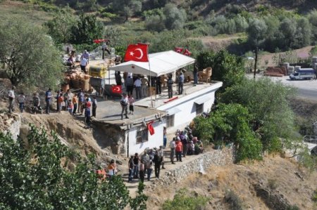 Niğdeli şehidin evinin bulunduğu belde Türk bayraklarıyla donatıldı