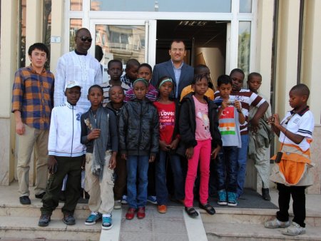 Nijerli Abdurrahman'ın 'Ben esmer bir çocuğum' şarkısı duygulandırdı