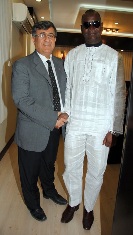 Nijerli Abdurrahman'ın 'Ben esmer bir çocuğum' şarkısı duygulandırdı