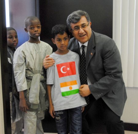 Nijerli Abdurrahman'ın 'Ben esmer bir çocuğum' şarkısı duygulandırdı