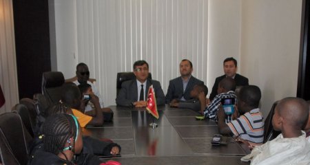 Nijerli Abdurrahman'ın 'Ben esmer bir çocuğum' şarkısı duygulandırdı