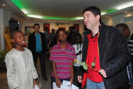 Nijerli öğrencilerin vedası Türk doktorlarını duygulandırdı