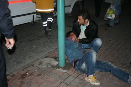 Nikahsız karısının boynunu falçatayla kesti