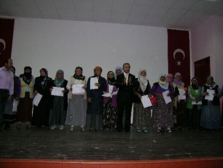 Niksar'da Ana-kız Okuldayız Kursiyerleri Altınlı Sertifikalarını Aldı