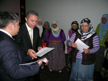 Niksar'da Ana-kız Okuldayız Kursiyerleri Altınlı Sertifikalarını Aldı