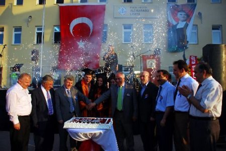 Nilüfer Ali Karasu Lisesi İlk Mezunlarını Törenle Uğurladı