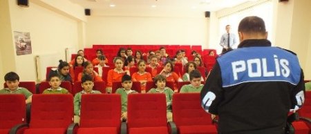 Nilüfer Bademli Koleji öğrencileri güvenli interneti uzman polisten dinledi
