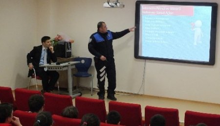 Nilüfer Bademli Koleji öğrencileri güvenli interneti uzman polisten dinledi