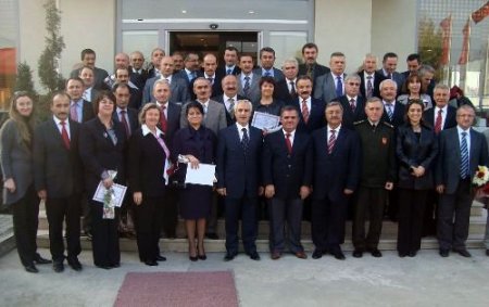 Nilüfer Kaymakamı Çalık, Başarılı Okul Yöneticilerini Takdir Belgesiyle Ödüllendirdi