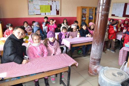 Nizamiyeli miniklerden kardeş okula anlamlı yardım