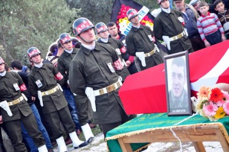 Nöbet kulesinden düşerek şehit olan asker Fethiye'de defnedildi