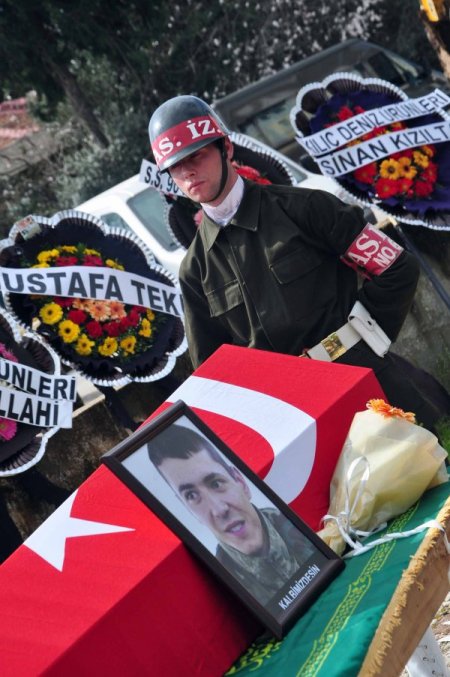 Nöbet kulesinden düşerek şehit olan asker Fethiye'de defnedildi