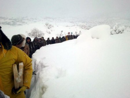 Nöbete giden askerler karda mahsur kalınca imdatlarına yöre halkı yetişti