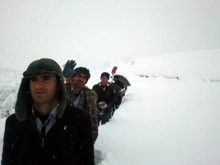 Nöbete giden askerler karda mahsur kalınca imdatlarına yöre halkı yetişti