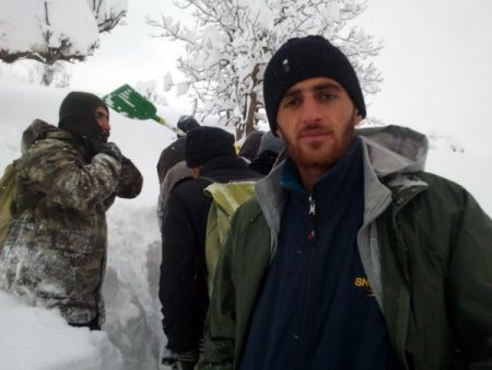 Nöbete giden askerler karda mahsur kalınca imdatlarına yöre halkı yetişti