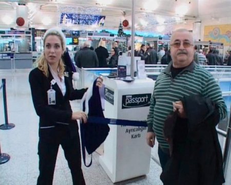 Noel Şapkası Atatürk Havalimanı'nda Kriz Çıkardı