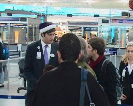 Noel Şapkası Atatürk Havalimanı'nda Kriz Çıkardı