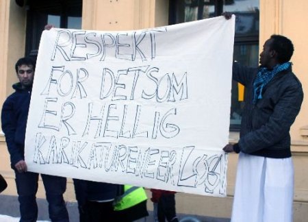 Norveçli Müslümanlar, Facebook'ta Organize Olarak Hakaret Karikatürlerini Protesto Etti