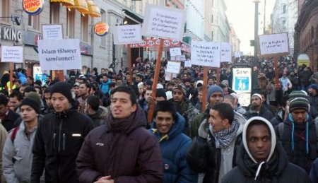 Norveçli Müslümanlar, Facebook'ta Organize Olarak Hakaret Karikatürlerini Protesto Etti