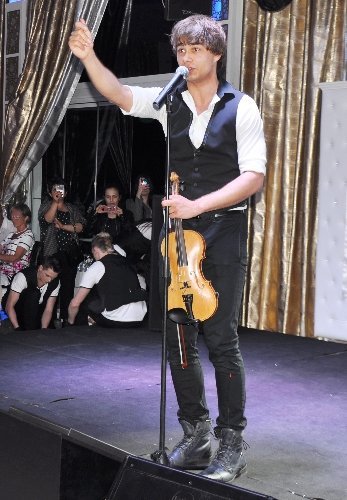 Norveçli Sanatçı Rybak, şehit aileleri yararına konser verdi