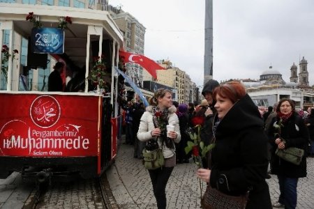 Nostaljik tramvayda Kutlu Doğum gülü