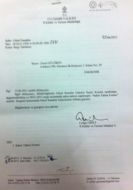 Nü resim sergisini açabilmek için kurula farklı resimler göstermiş