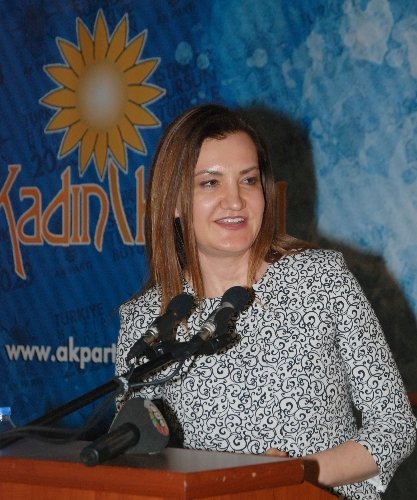 Nükhet Hotar: Büyükşehir, en az 3 metro bitirecek kadar para harcadı