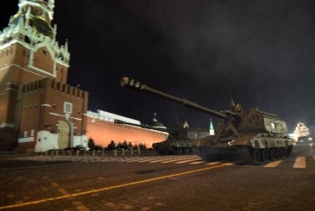 Nükleer füzeler 9 Mayıs provası için Kızıl Meydan’da