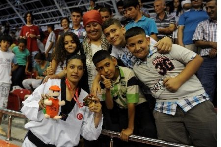 Nur Tatar, Faslı rakibi El Meslahy'yi 10-4 yenerek altın madalya kazandı