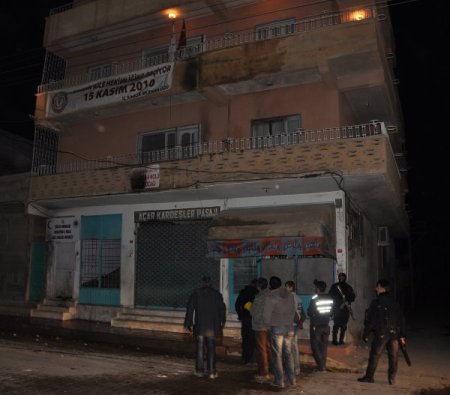 Nusaybin'de Göstericiler Polise Havai Fişeklerle Saldırdı