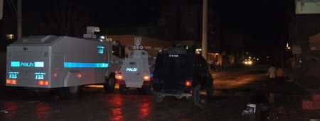 Nusaybin'de Göstericiler Polise Havai Fişeklerle Saldırdı