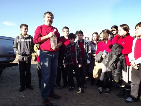 OBAF ve Üftade İlköğretim öğrencileri gölete 10 bin balık yavrusu saldı