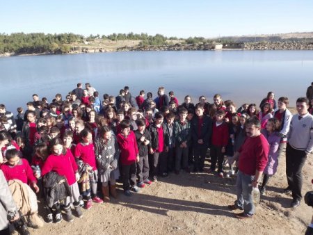 OBAF ve Üftade İlköğretim öğrencileri gölete 10 bin balık yavrusu saldı