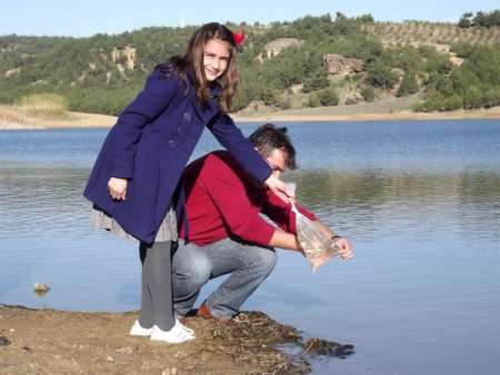 OBAF ve Üftade İlköğretim öğrencileri gölete 10 bin balık yavrusu saldı