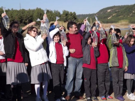 OBAF ve Üftade İlköğretim öğrencileri gölete 10 bin balık yavrusu saldı