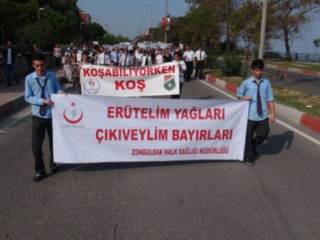 Obeziteyle mücadele için önce yürüdüler sonra elma yediler