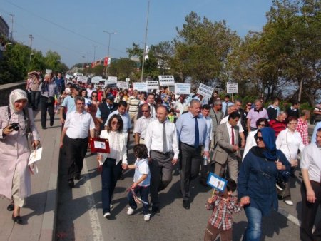 Obeziteyle mücadele için önce yürüdüler sonra elma yediler