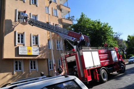Ocakta Unutulan Yemek İtfaiye Ekiplerini Harekete Geçirdi