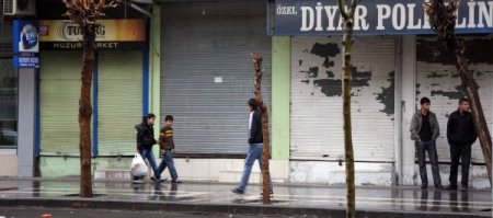 Öcalan İçin Toplanan 100 Kişilik Gruba Polis Müdahale Etti