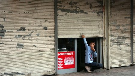 Öcalan İçin Toplanan 100 Kişilik Gruba Polis Müdahale Etti