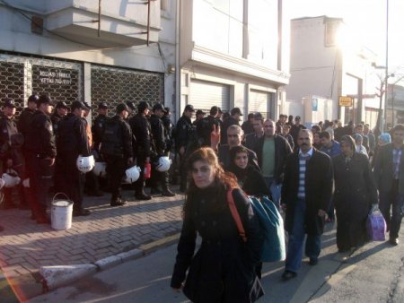 Öcalan'ın Doğum Günü İçin Urfa'ya Gitmek İsteyen Bdp’lilere Polis Engeli