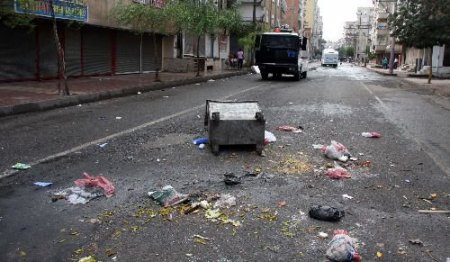 Öcalan'ın Suriye'den Çıkarılışının Yıldönümünü Bahane Eden Grup Polise Saldırdı