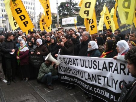 Öcalan'ın Türkiye Getirilişinin Yıl Dönümünde Bdp Milletvekilleri Eyleme Katıldı