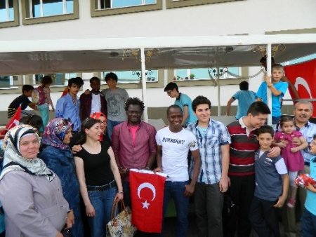 Ödemişliler Türkçe Olimpiyatları'na gelen yabancı öğrencileri şenlikle karşıladı