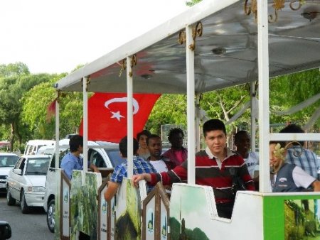 Ödemişliler Türkçe Olimpiyatları'na gelen yabancı öğrencileri şenlikle karşıladı