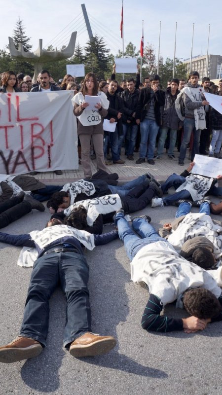 ODTÜ önünde açlık grevi protestosu