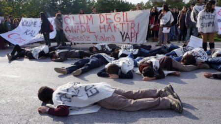 ODTÜ önünde açlık grevi protestosu